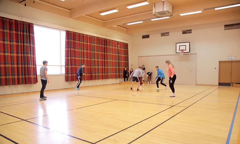 Gymsal med scene